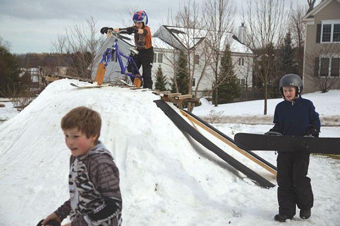 Aqui estão as maneiras de como você pode construir um kicker de snowboard de quintal para iniciantes