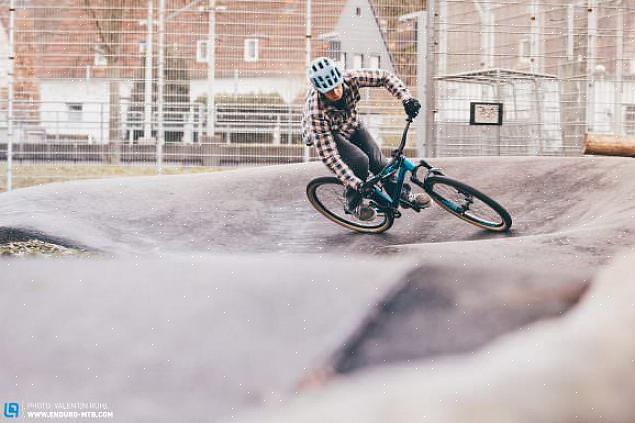 A corrida de BMX na neve é um esporte radical que tem seguidores de nicho