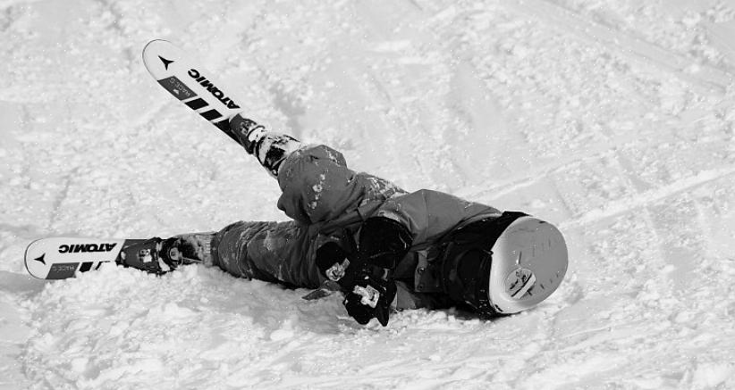 Para remover a neve de suas botas de modo que elas se prendam aos esquis corretamente