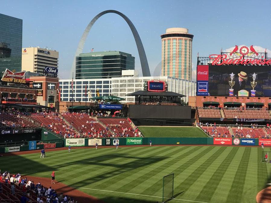 O estádio foi nomeado após o histórico Cardinal Stadium localizado no Kentucky Exposition Center