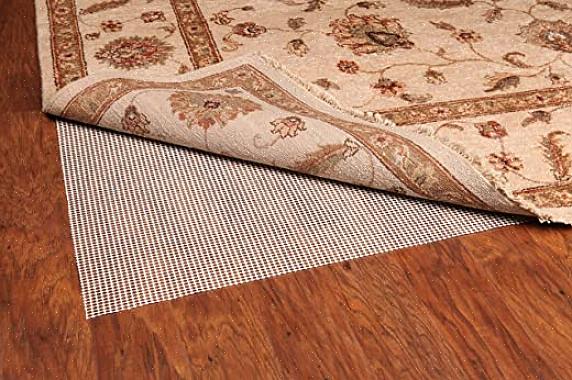Coloque uma almofada de tapete por baixo do tapete da área