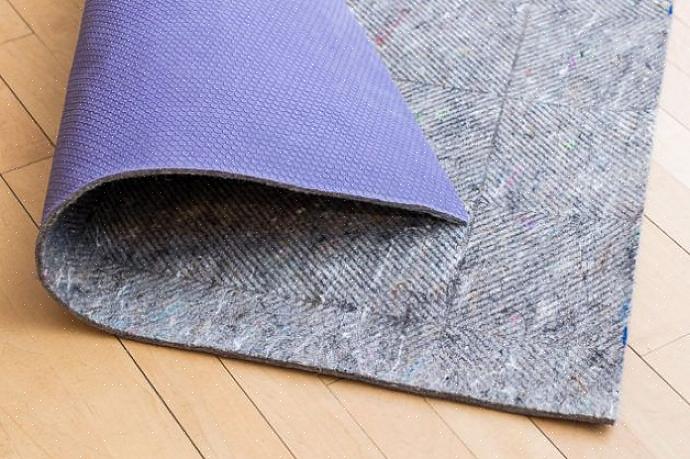 Outra solução fácil para manter o tapete no lugar é usar fita adesiva ou velcro na parte de baixo do tapete