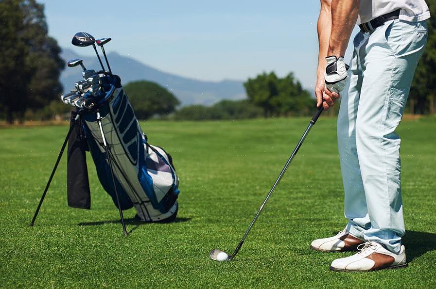 Coloque algumas barras de proteína ou mistura para trilhas em sua sacola de golfe