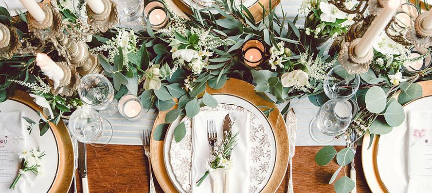 Uma coisa que traz elegância a um ambiente de jantar formal é o uso de placas carregadoras