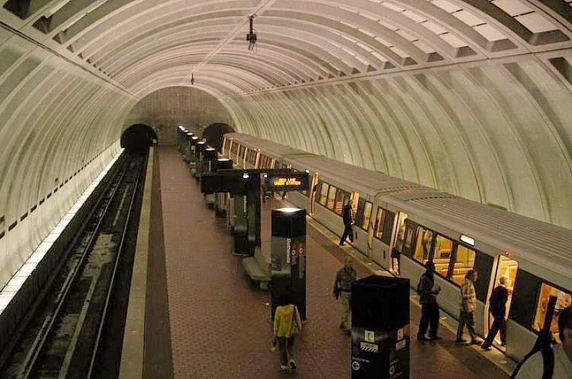 Encontrar estações de metrô DC na cidade não é difícil