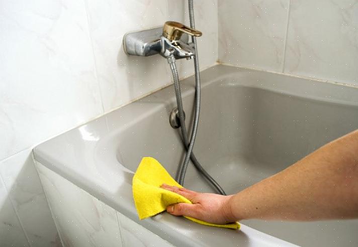 Siga as dicas abaixo para aprender como remover a espuma de sabão de sua banheira de porcelana