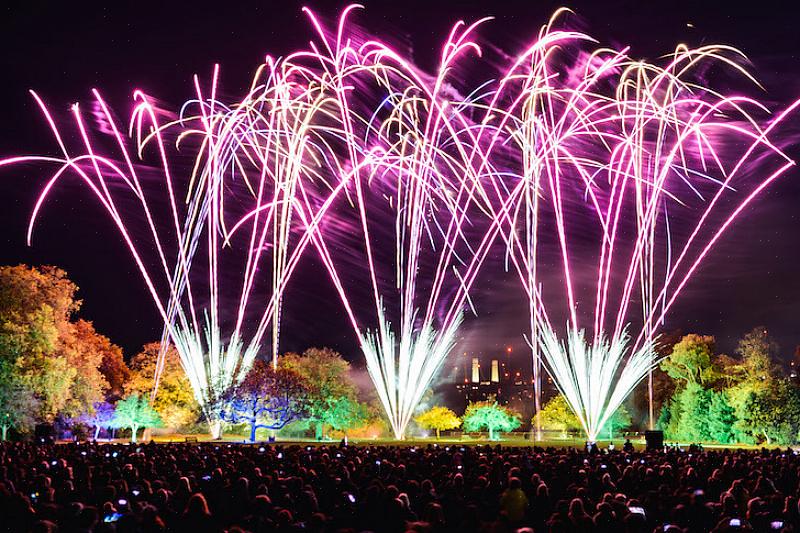 Pesquise quais parques estão realizando fogos de artifício no dia 5 de novembro