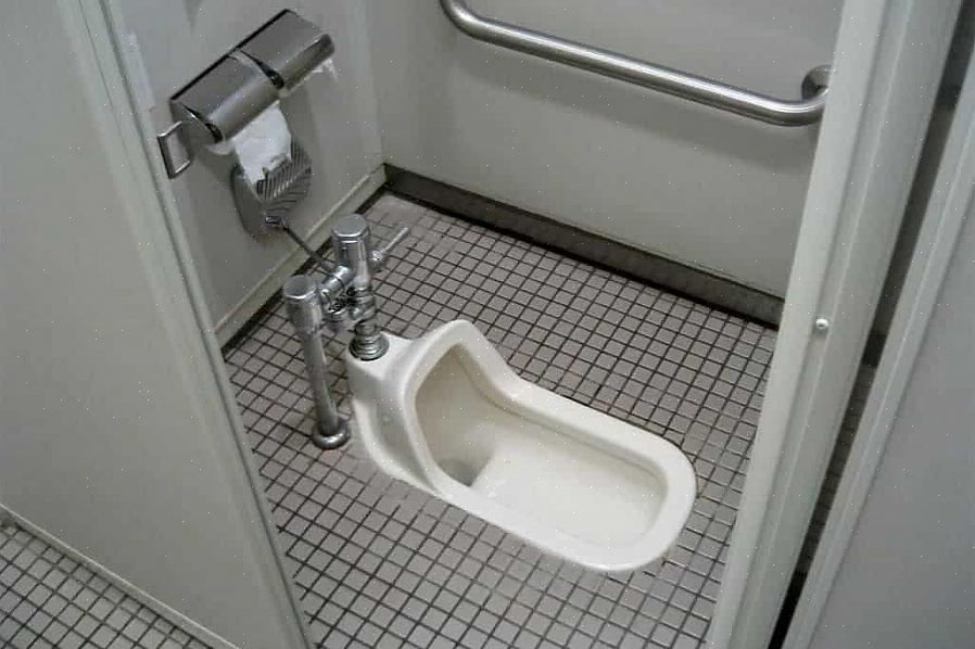 Pois a maioria dos banheiros agachados não fornece papel higiênico