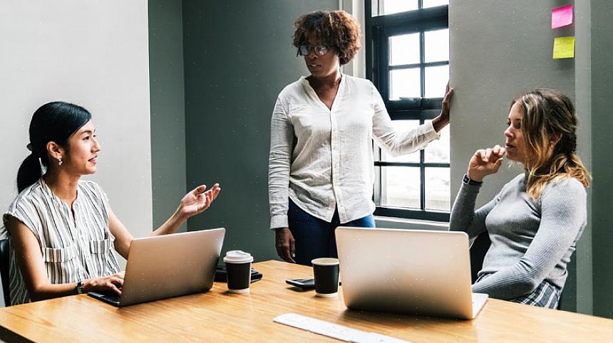 Enfocamos a conversa como a forma mais comum de comunicação no local de trabalho