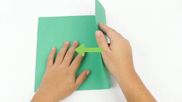 A margem direita do folheto em papel até a marca da metade do papel