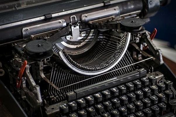 As máquinas de escrever manuais geralmente possuem os carretéis que abrigam as fitas