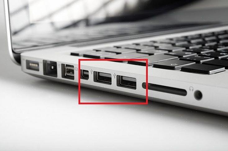 Usar um jump drive envolve uma das portas USB em seu computador ou sistema que contém o arquivo de origem