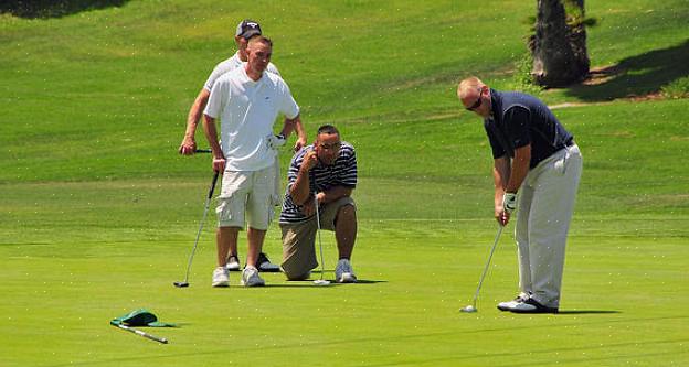 O campo de golfe ou clube de campo está disposto a transportar os participantes de um ponto de embarque