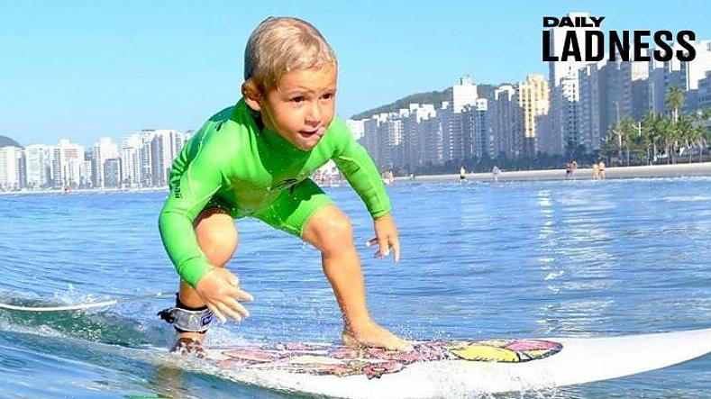 Aprender a surfar é uma ótima atividade de verão se você vai passar algum tempo na praia