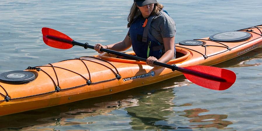 As pessoas que optam por mergulhar na canoagem em corredeiras precisam fazer uma aula ou começar com um guia