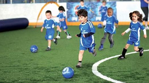 O futebol de salão tem algumas regras principais que são diferentes ou não estão presentes no futebol ao ar