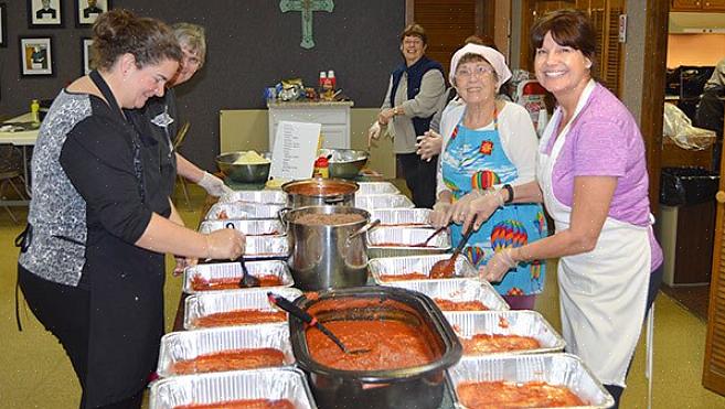 Converse com o conselho escolar sobre a organização de um jantar para arrecadação de fundos