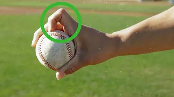 O curveball é um dos arremessos usados por jogadores de beisebol habilidosos ao lançar a bola