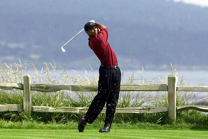 Aqui estão algumas dicas para balançar um clube de golfe como Tiger Woods