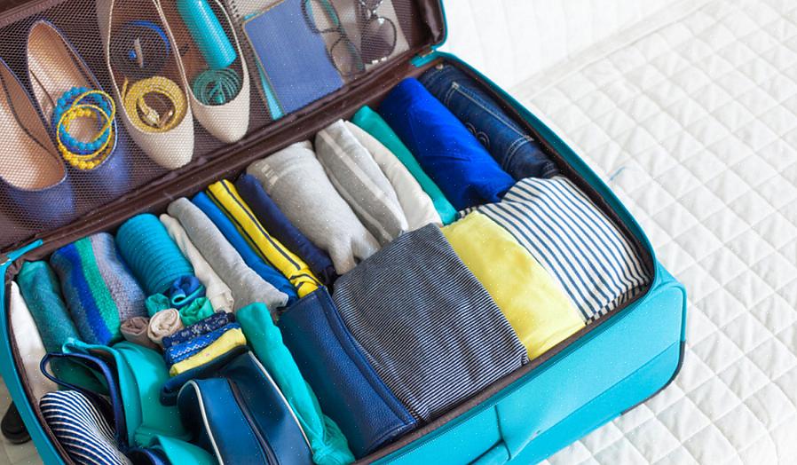 Embale cada roupa em sua própria sacola plástica grande que pode ser fechada - o método de enrolar funciona