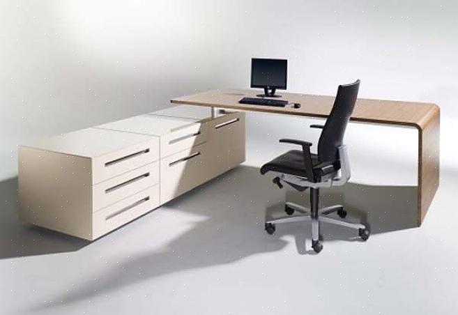 É importante considerar a ergonomia ao organizar as mesas dos computadores em um escritório moderno