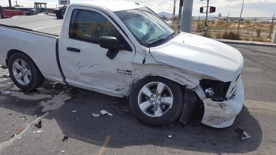 O tratamento inicial para ferimentos pessoais em um acidente de carro deve ser feito no pronto-socorro