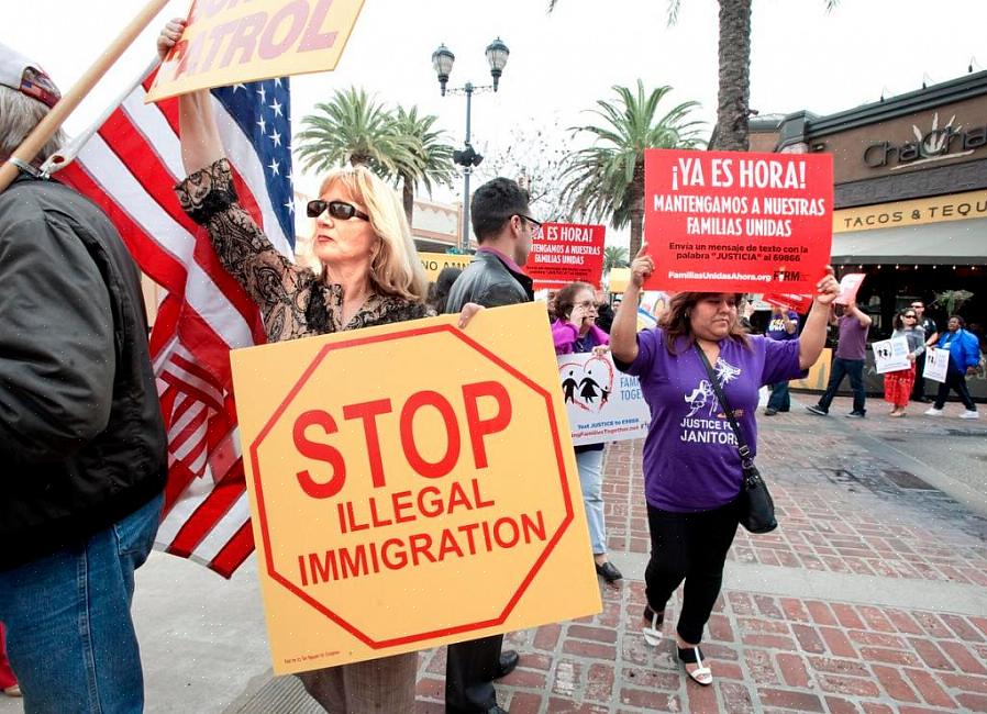 Ver os dólares de impostos gastos no apoio a imigrantes ilegais também causa muito ressentimento