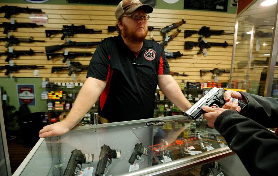 Os proprietários de lojas de armas mais bem-sucedidos são aqueles que têm amplo conhecimento pessoal