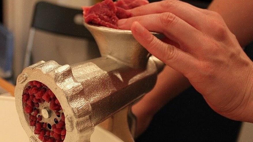 O topo da cabeça do moedor possui um funil onde a carne é colocada