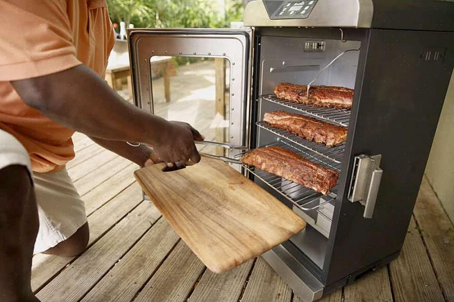 Para facilitar a grelha e a defumação de carnes