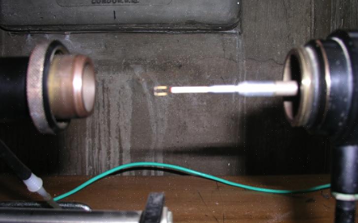 Um anemômetro feito em casa geralmente tem um eixo giratório principal apoiado em rolamentos