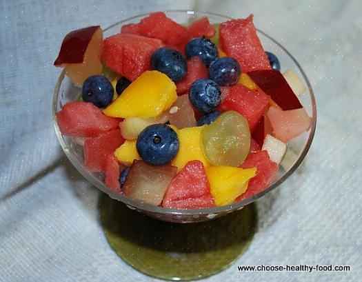 Uma das melhores maneiras de saborear frutas frescas é com uma salada de frutas
