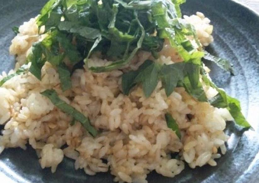 Prove o arroz para ver se precisa de mais molho de soja ou alho