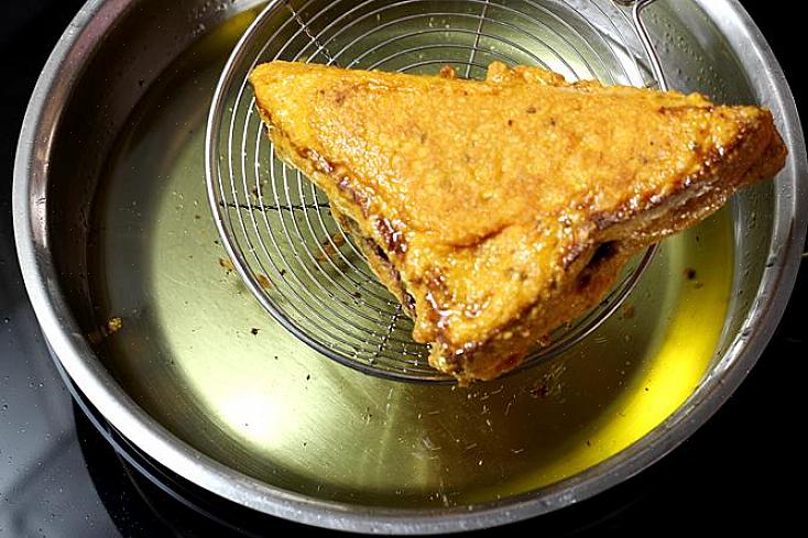 O pakora de pão indiano é feito de maneira semelhante à torrada francesa