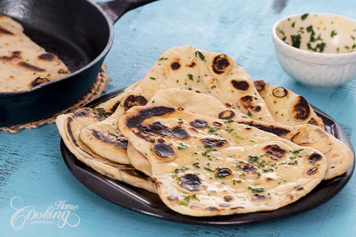 Embrulhe o pão Naan pronto em papel alumínio para mantê-lo quente