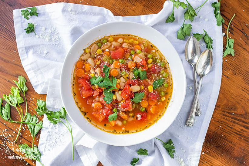 Faça sopa de legumes caseira com sanduíches de queijo grelhado ou sirva com biscoitos ou pão com manteiga