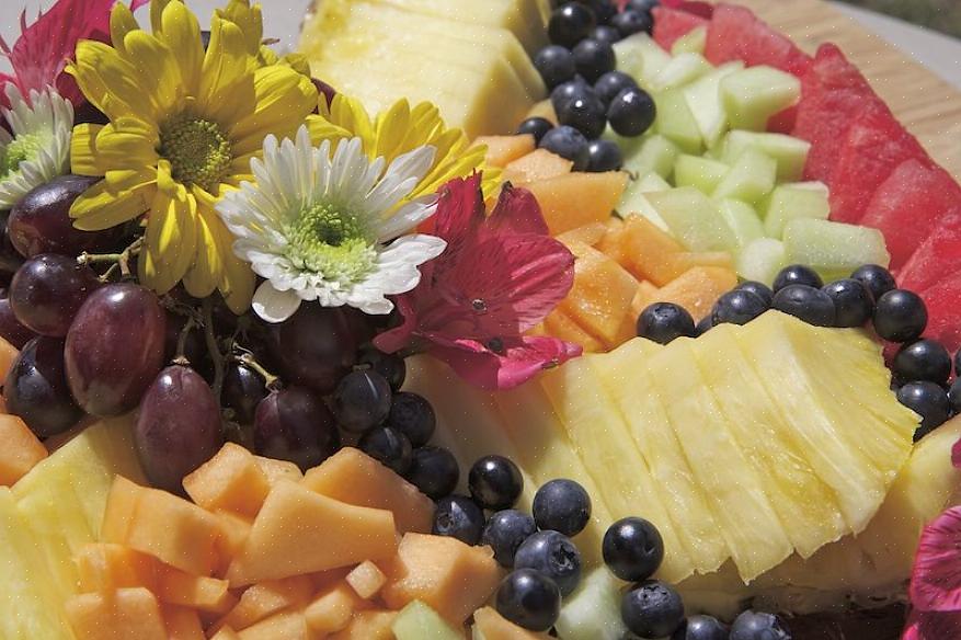 Coloque a fruta fatiada em seções em forma de leque a partir do centro da bandeja