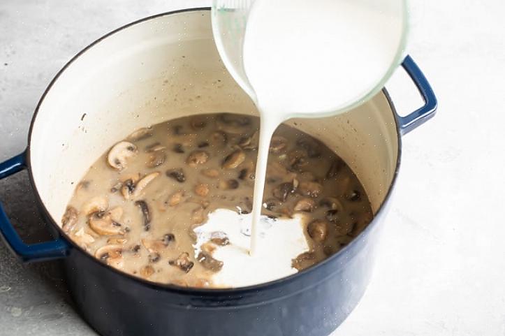 Reduza o sódio com sopa caseira de cogumelos condensados