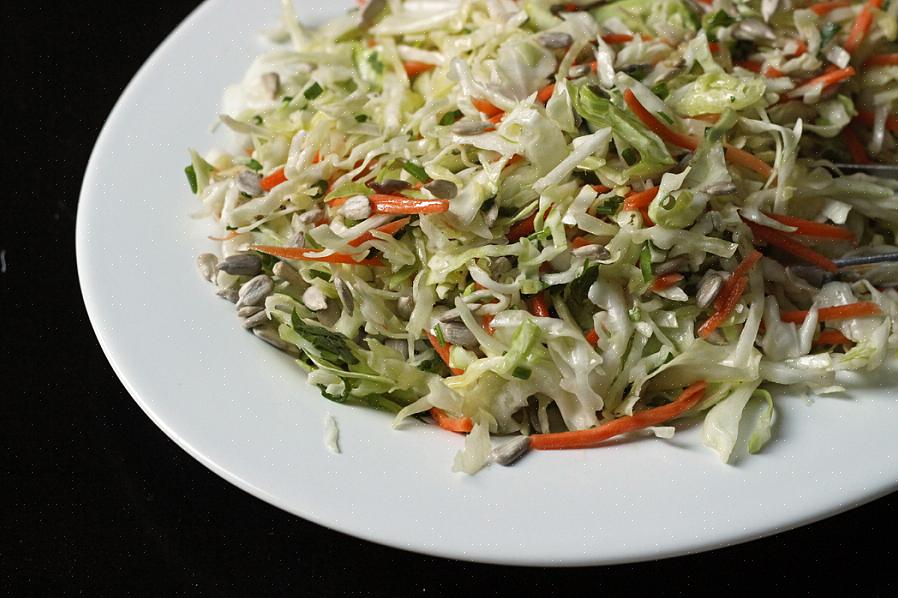 Lembre-se de manter a salada de repolho refrigerada até ser servida