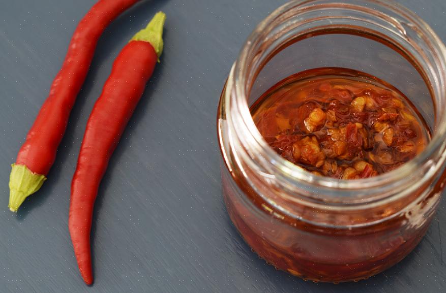 Adicionar um molho de pimenta picante à sua refeição é uma ótima maneira de adicionar sabor