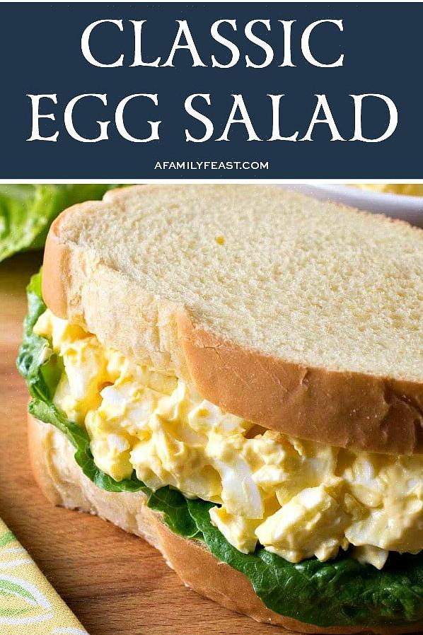Espalhe a salada de ovo uniformemente em uma fatia de pão