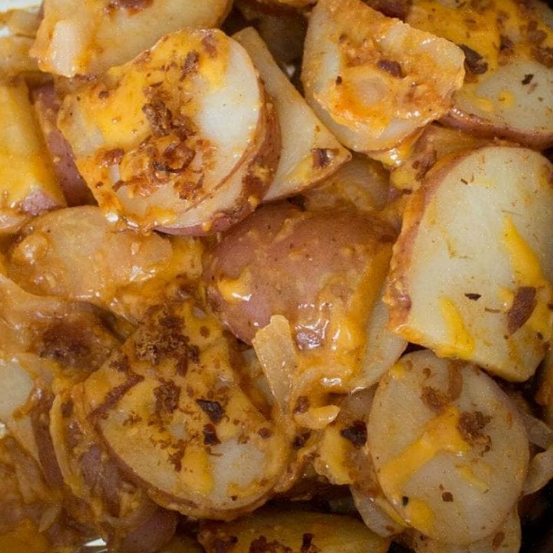 Como você prepara um acompanhamento de batatas grelhadas