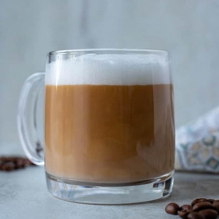 Use os grãos de café mais frescos disponíveis para fazer um café com leite
