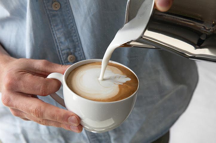 Embora possa não ser tão autêntico quanto a espuma de cappuccino real feita em uma máquina de café expresso