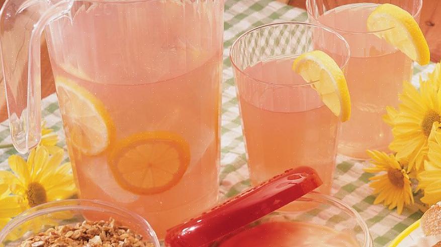 Coloque cinco xícaras de água em sua jarra de limonada