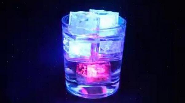 Coloque a bandeja de cubos de gelo com a mistura líquida ou água dentro do freezer