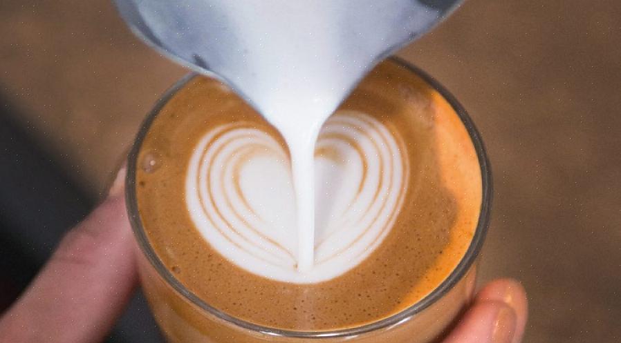 Um coração de espuma de leite com leite é um tipo de latte art