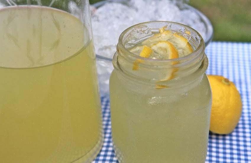 O segredo para fazer uma limonada caseira perfeita é começar com xarope de açúcar