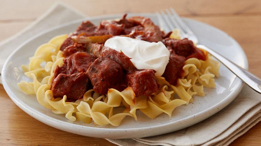 Estas são as etapas para fazer goulash húngaro de panela de barro