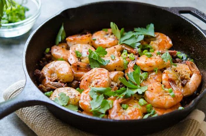 É melhor ferver ou cozinhar o camarão primeiro para prepará-lo para descascar